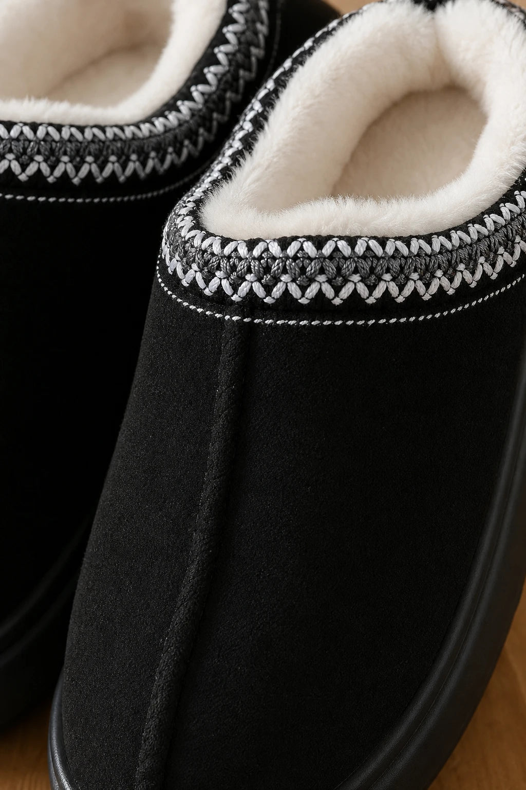 Pantuflas negras para mujer de felpa con bordado y suela antideslizante