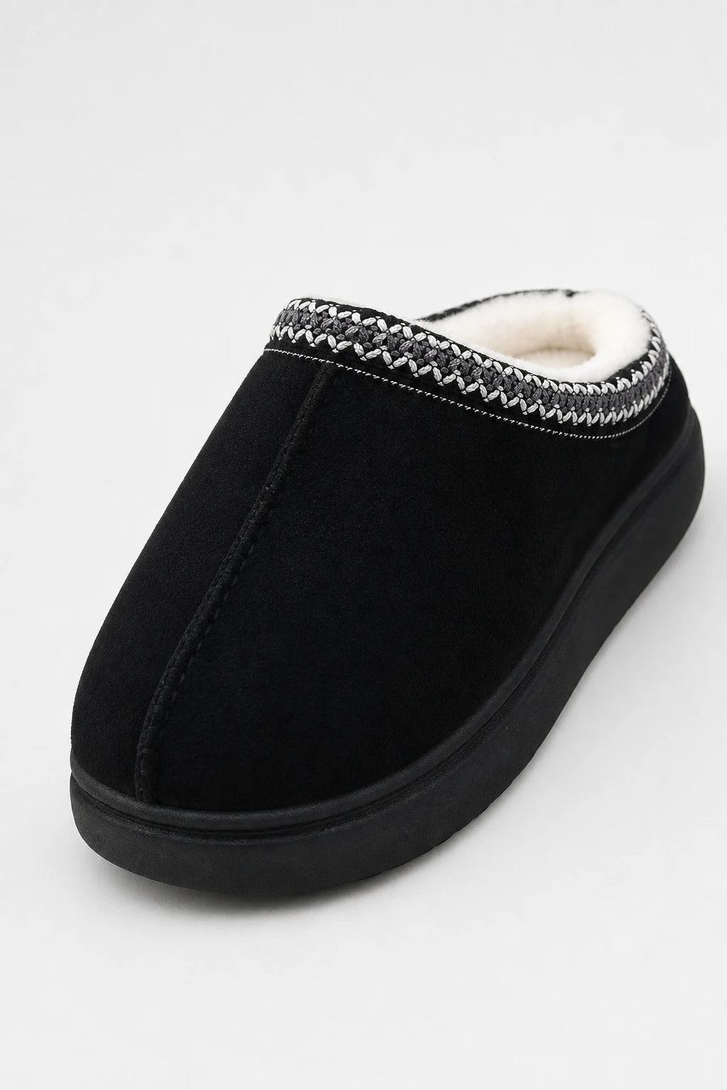 Pantuflas negras para mujer de felpa con bordado y suela antideslizante
