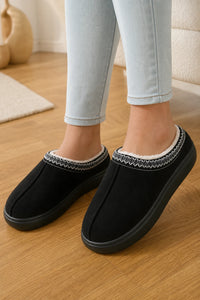 Pantuflas negras para mujer de felpa con bordado y suela antideslizante