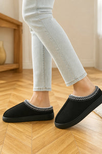 Pantuflas negras para mujer de felpa con bordado y suela antideslizante