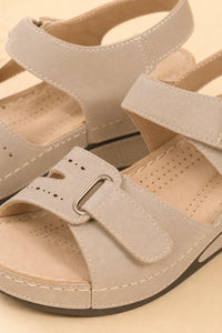 Sandalias de Cuña Beis para Mujer con Punta Abierta y Velcro
