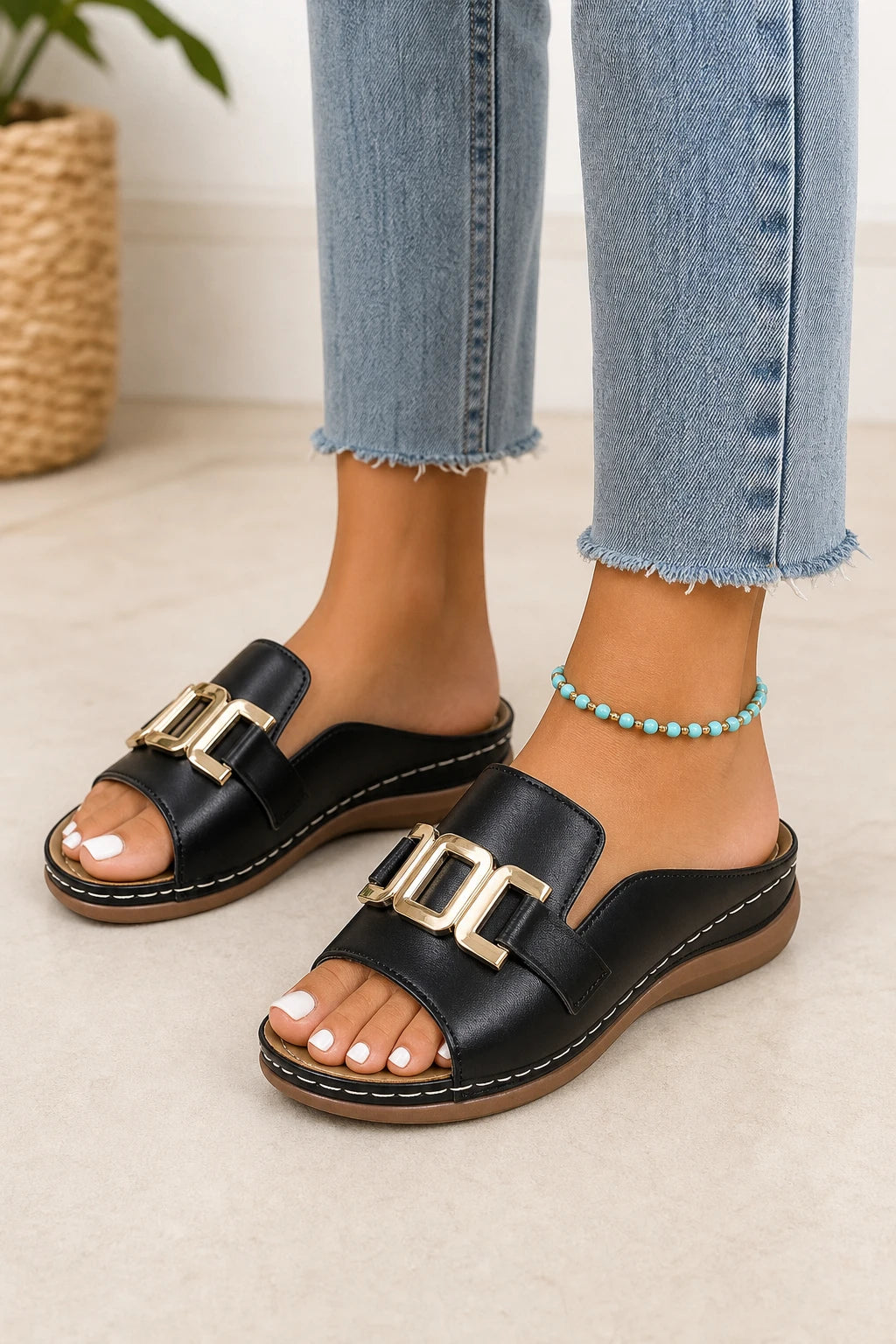 Sandalias Planas Elegantes Negras Con Hebilla Dorada