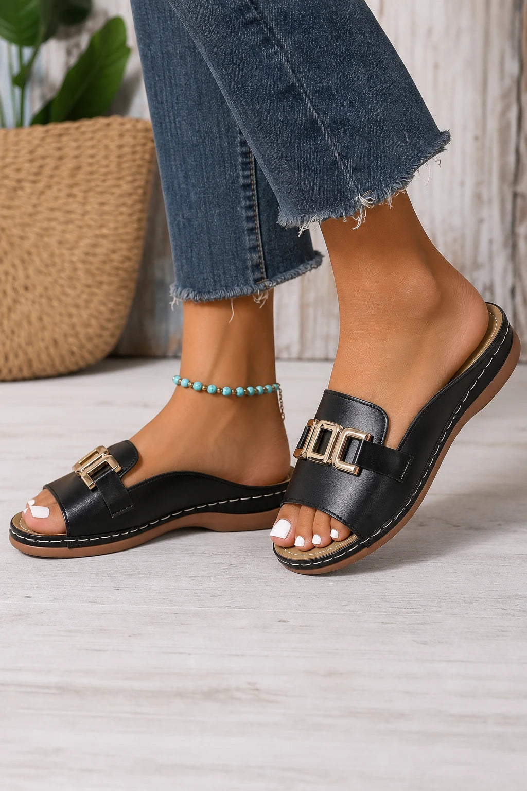 Sandalias Planas Elegantes Negras Con Hebilla Dorada