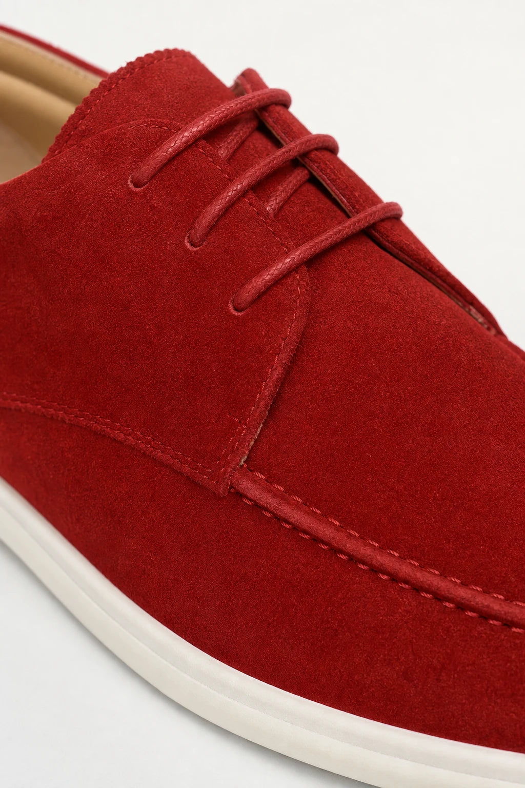 Zapatos Derby rojos de gamuza con cordones y suela blanca para hombre
