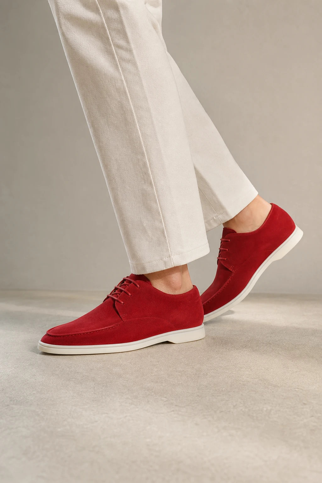 Zapatos Derby rojos de gamuza con cordones y suela blanca para hombre
