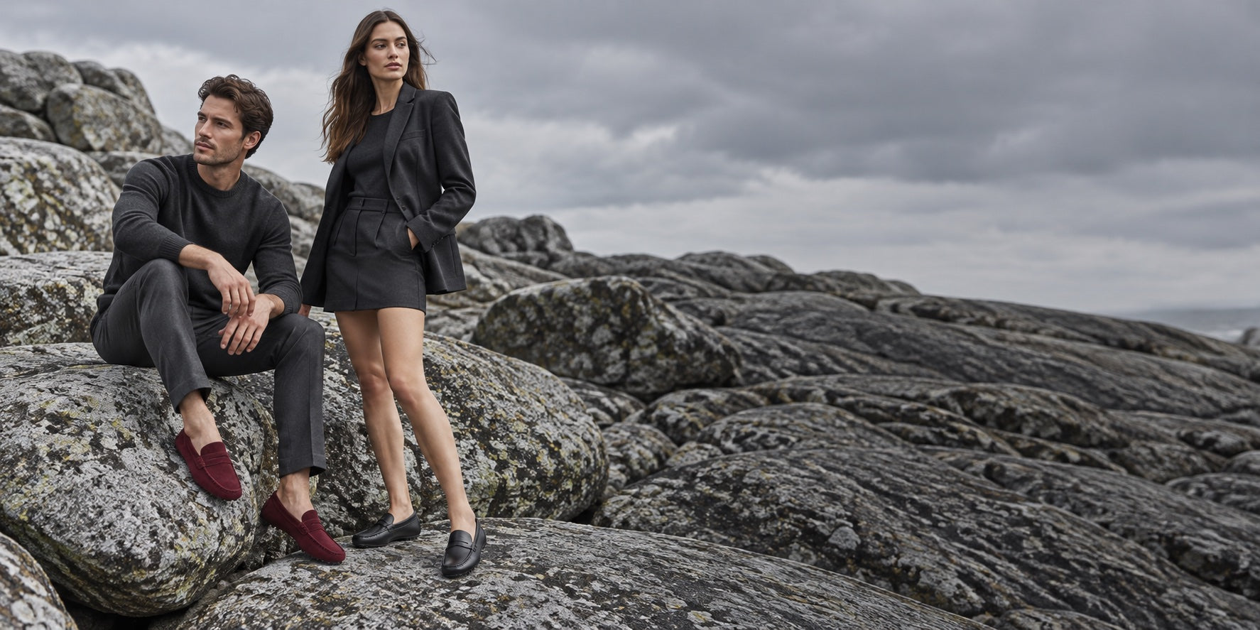 Campaña Paso Noble: mocasines burdeos y negros en un paisaje de roca gris